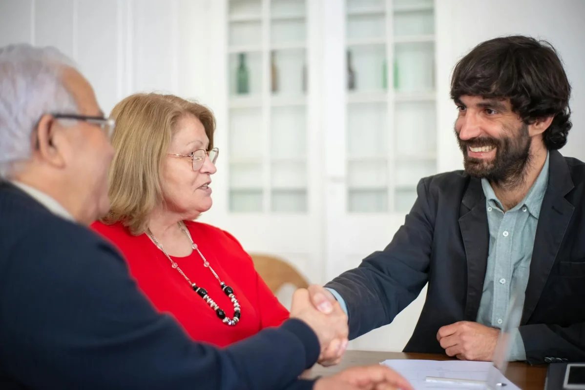 Foto oleh Kampus Production di Pexels Professional Handshake Happy Client