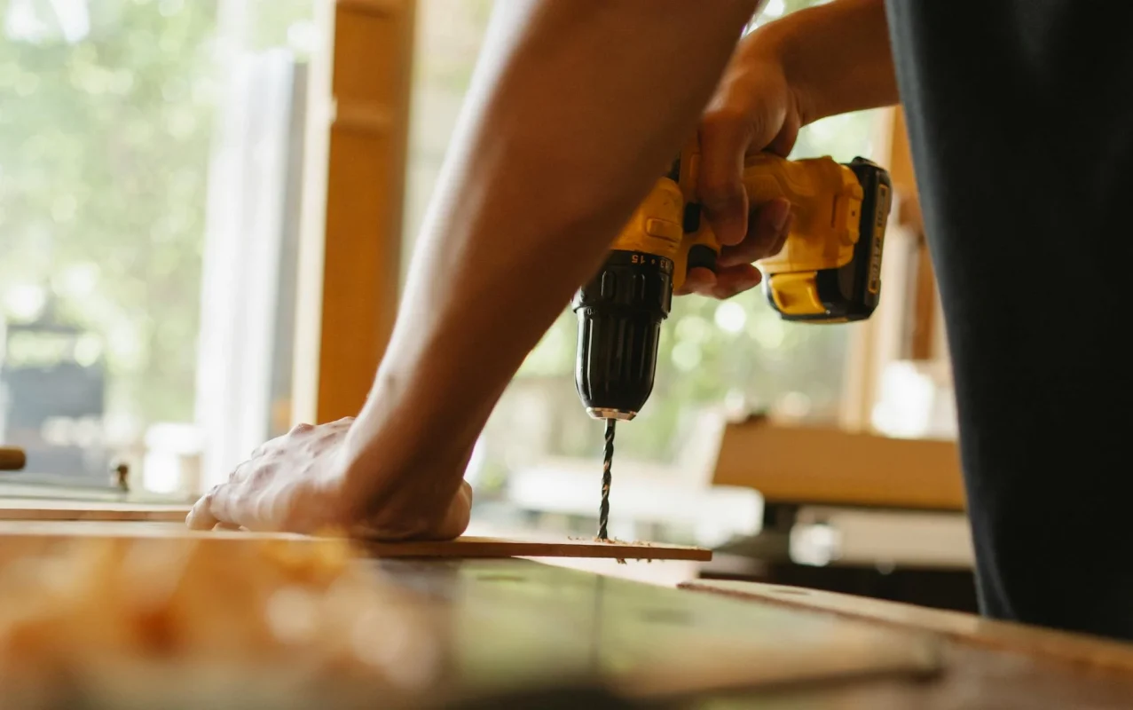 Alat Pasang Lantai Parket Kayu & Jasa Profesional 2026 3 Professional Installer Wood Floor Installation