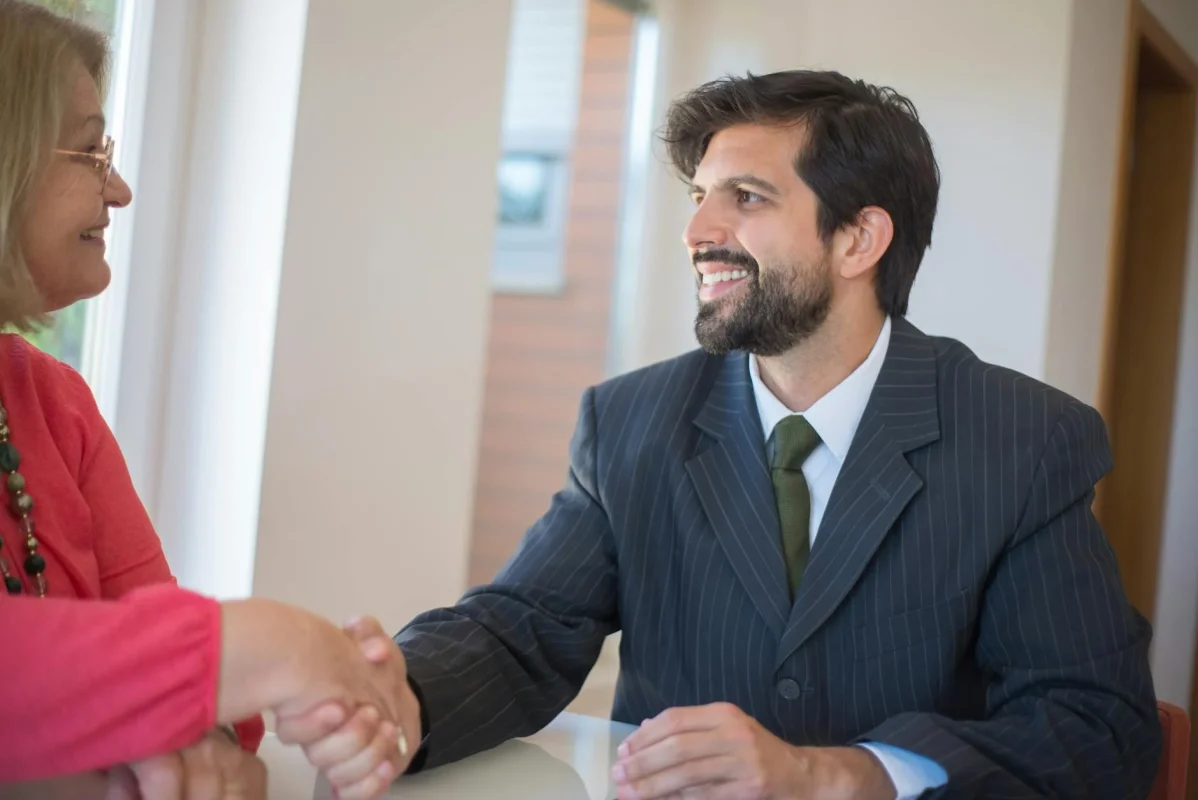 Perbandingan Harga Lantai Parket Kayu dan Vinyl 2026 4 Professional Service Handshake