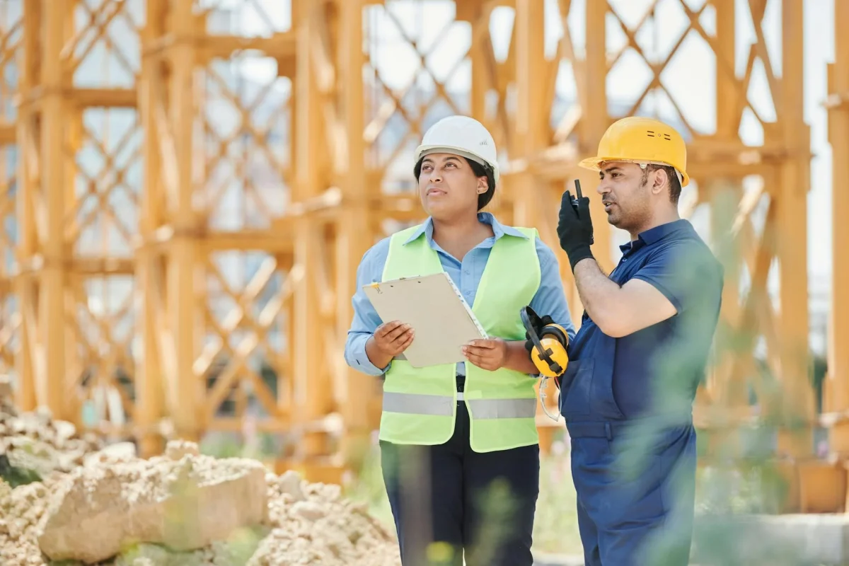 Lantai Kayu Dingin atau Tidak? Simak Fakta dari Ahlinya 4 Professional Team Construction Site