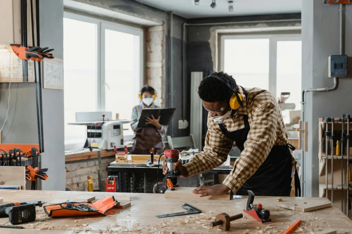Foto oleh Tima Miroshnichenko di Pexels Professional Tools Worker