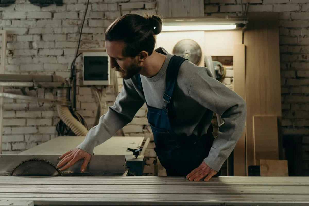 Foto oleh cottonbro studio di Pexels Professional Worker Carpentry