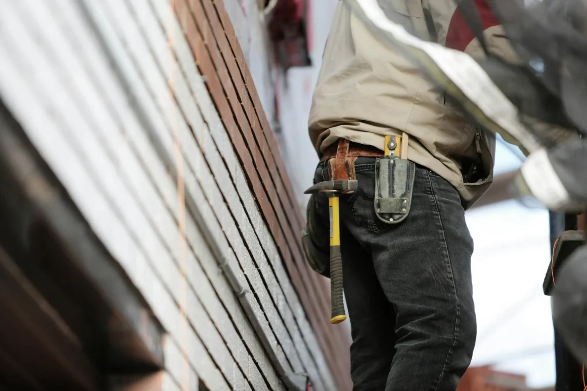 Krisfloor vs Kano: Mana Lantai Kayu Terbaik 2026? 4 Professional Worker Construction Tools