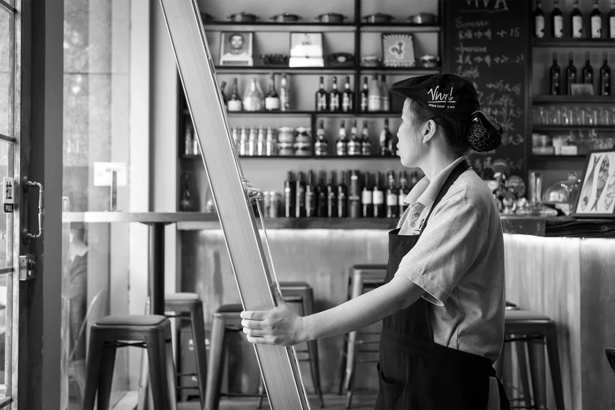 Apakah Parket Kayu Memicu Alergi Debu? Cek Faktanya 2026 7 Professional Worker Interior