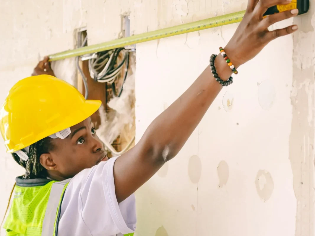 Mengapa Lantai Parket Kayu Populer di Apartemen 2026 8 Professional Worker Measuring Tape