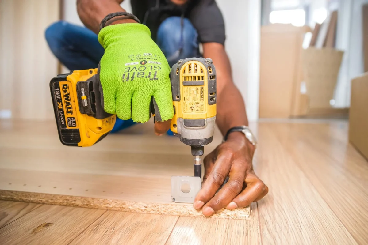 Apakah Renovasi Lantai Parket Mahal? Cek Biaya & Solusinya 2026 2 Professional Worker Power Tools Flooring