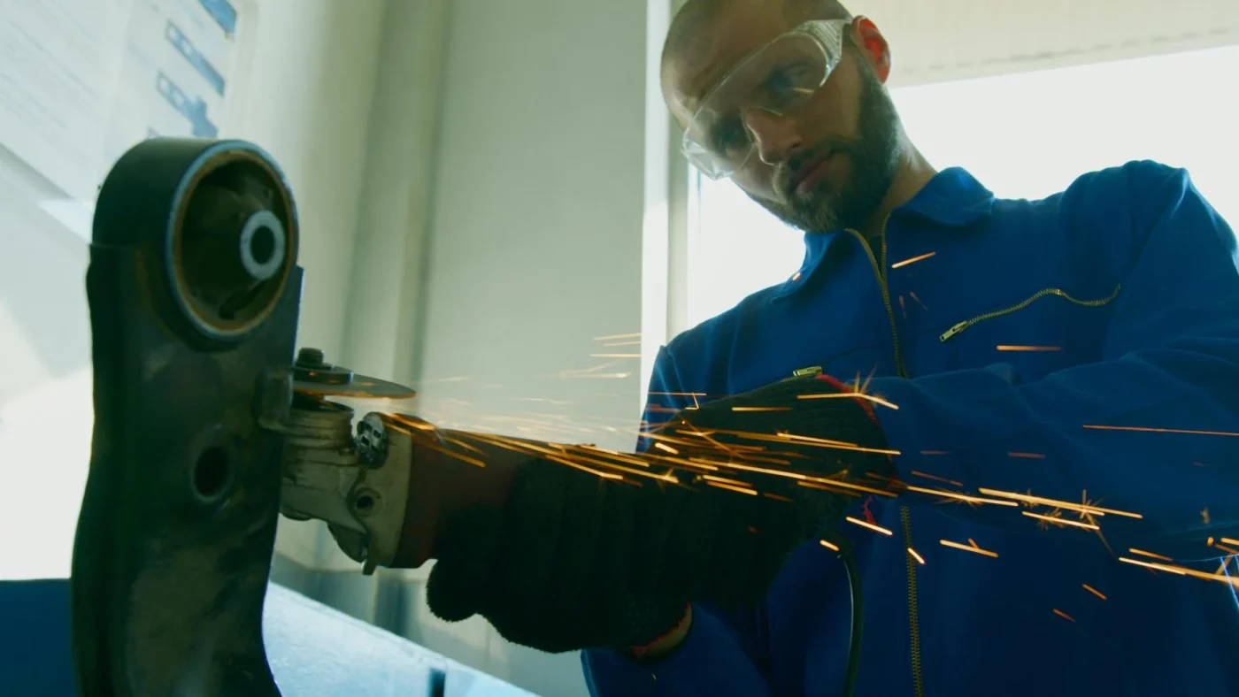 Foto oleh Artem Podrez di Pexels Professional Worker Sanding Machine
