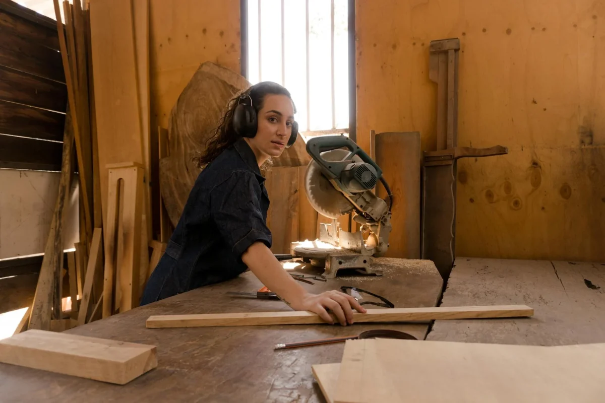 Mengapa Lantai Basket Harus Dipoles? Alasan & Manfaatnya 6 Professional Worker Wood Planks
