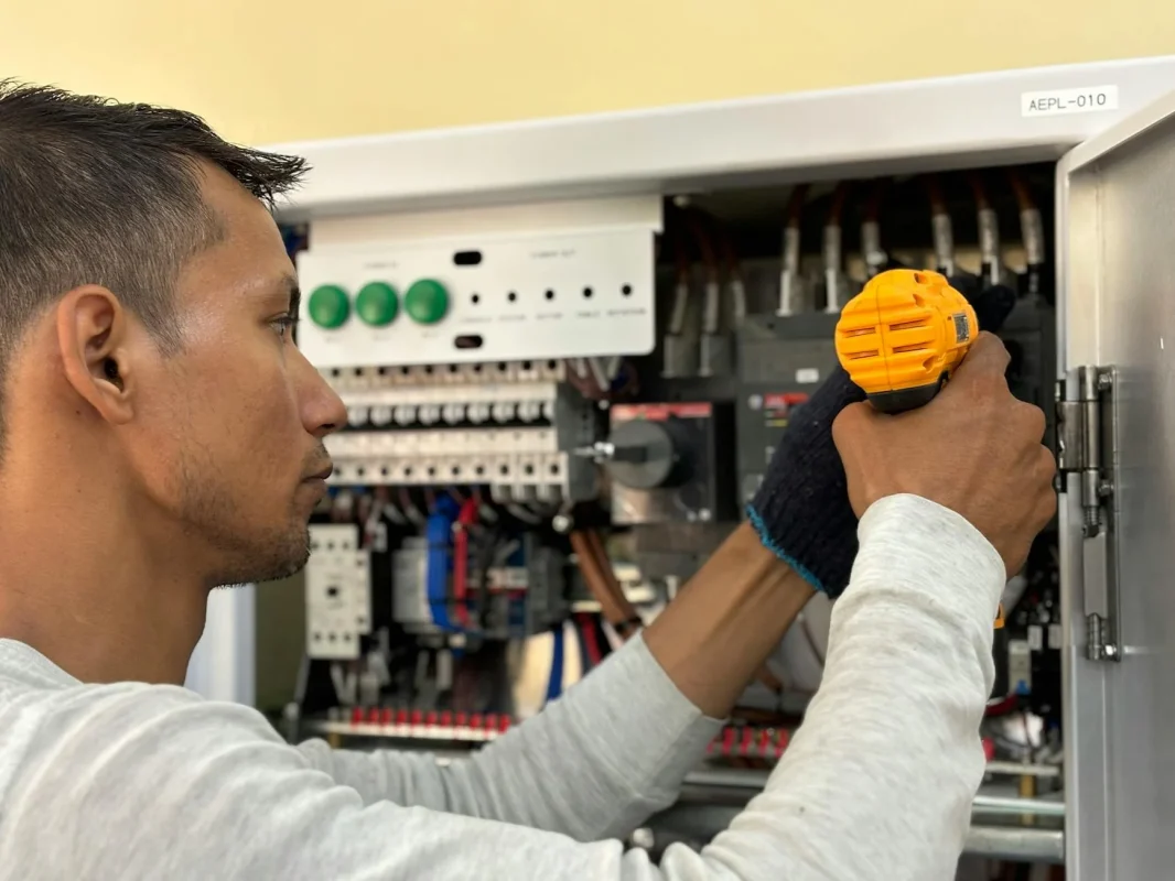 Apa Itu Coating Pada Lantai Kayu? Fungsi & Jenisnya 2026 4 Proses Pemasangan Standar Profesional Kami