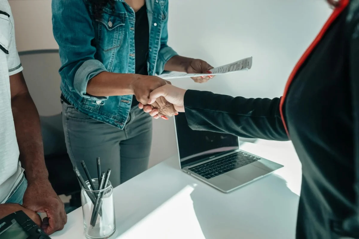 Foto oleh Kindel Media di Pexels Quotation Handshake