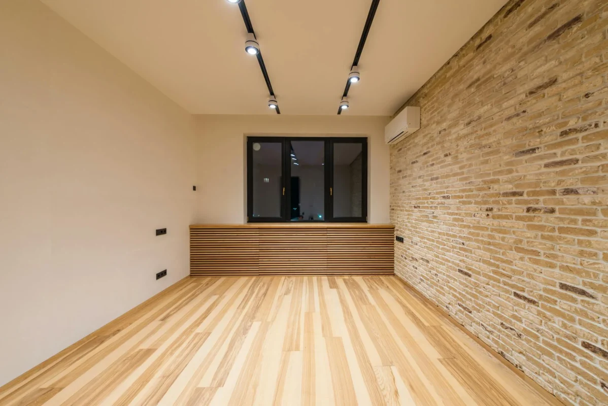 Harga Jasa Refinish Lantai Kayu 2026 - lantaiparket.id 5 Renovated Room Shiny Wood Floor