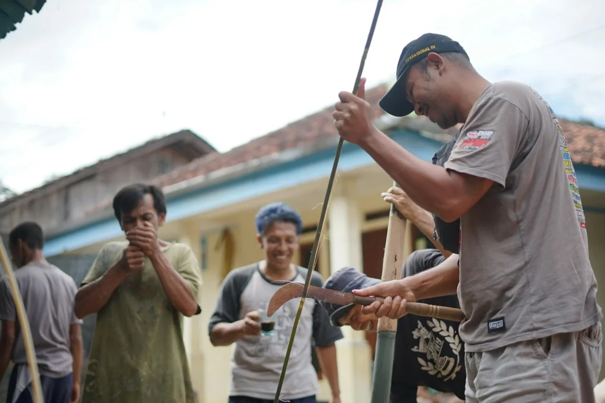 Toko Lantai Kayu Parket Terdekat & Jasa Pasang 2026 2 Risiko Fatal Menggunakan Tukang Pasang Amatir