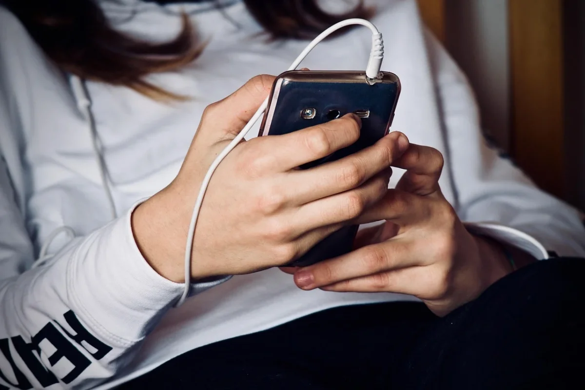 Toko Lantai Parket Kayu Terdekat & Jasa Pasang Profesional 7 Smartphone Contact Consultation