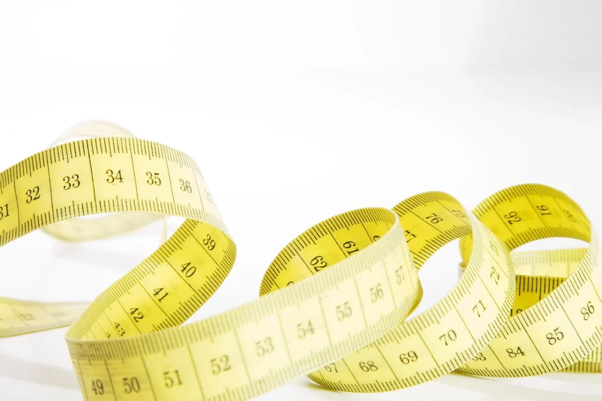 Bagaimana Pasang Parket di Anak Tangga? Simak Panduan Ahli 2 Tape Measure Spirit Level