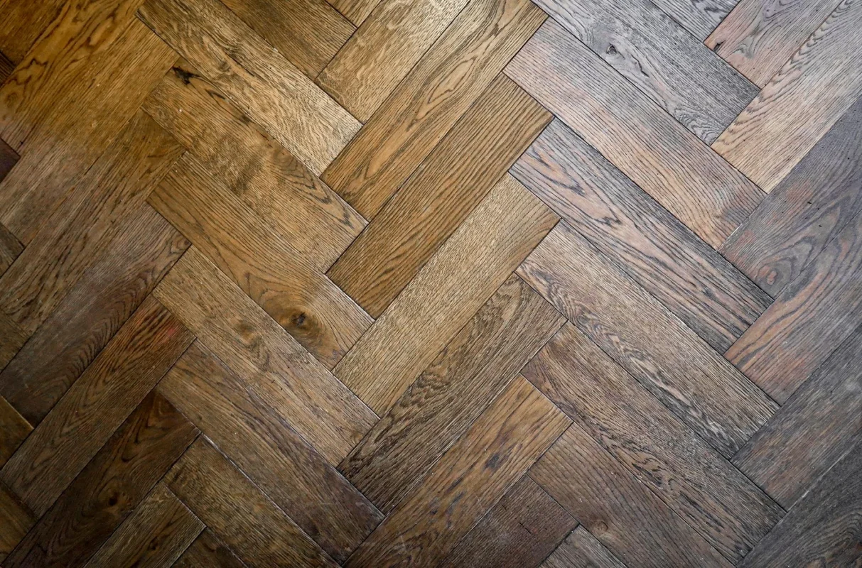 Lantai Parket Kayu Oak vs Jati: Mana Pilihan Terbaik? 2026 3 Teak Wood Parquet Luxury Interior