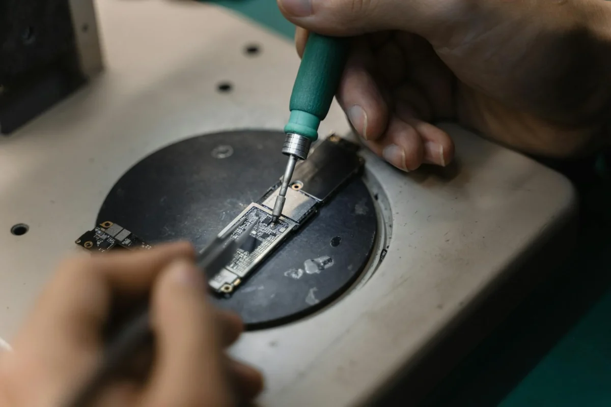 Foto oleh Tima Miroshnichenko di Pexels Tools Precision Work