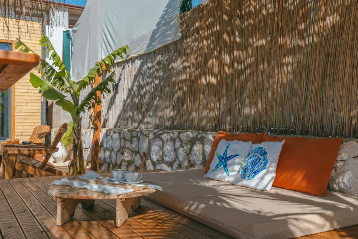 Foto oleh Ahmet ÇÖTÜR di Pexels Tropical House Wooden Terrace