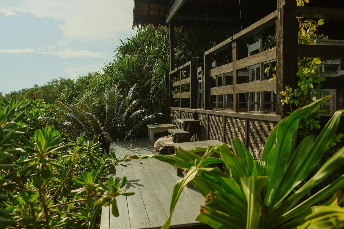 Lantai Parket Kayu Tahan Cuaca Panas Hujan Terbaik 2026 1 Tropical Patio Outdoor Wood Floor
