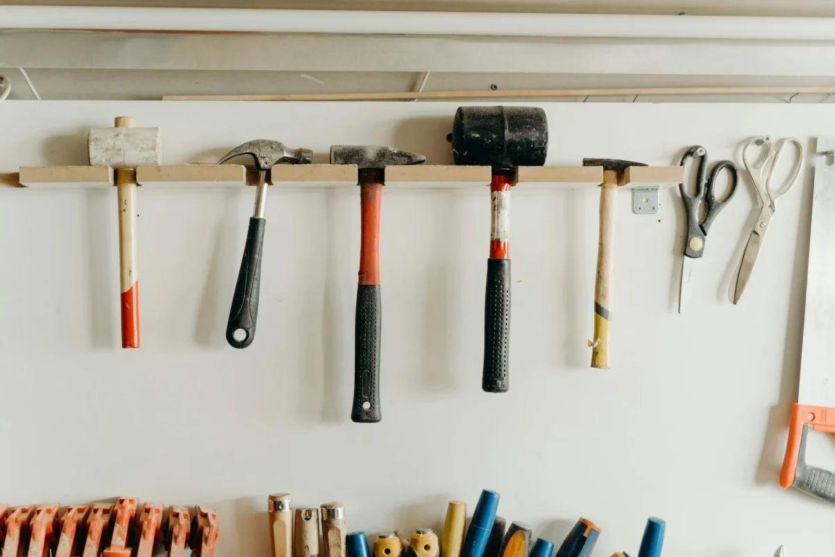 Mengapa Lantai Parket Kayu Melengkung? Solusi & Jasa Pasang 2 Unprofessional Construction Hammer Tools