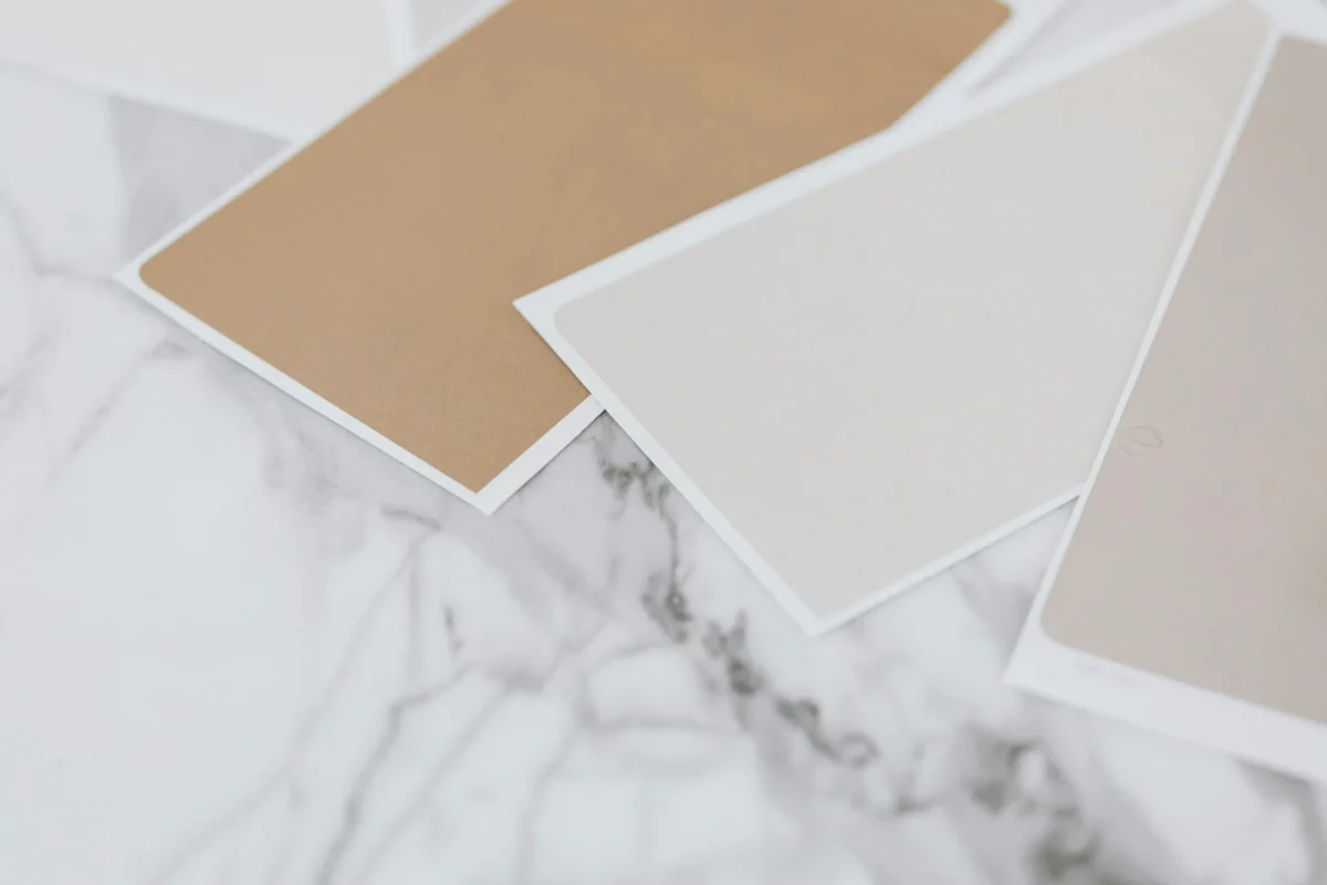 Foto oleh www.kaboompics.com di Pexels Vinyl Floor Samples Textures