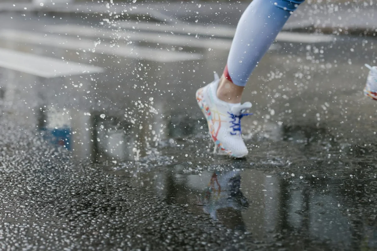 Perbedaan Parket dan SPC: Panduan Lengkap Pilih Lantai 2026 3 Water Splash Damp Floor