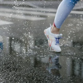 Perbedaan Parket dan SPC: Panduan Lengkap Pilih Lantai 2026 8 Water Splash Damp Floor