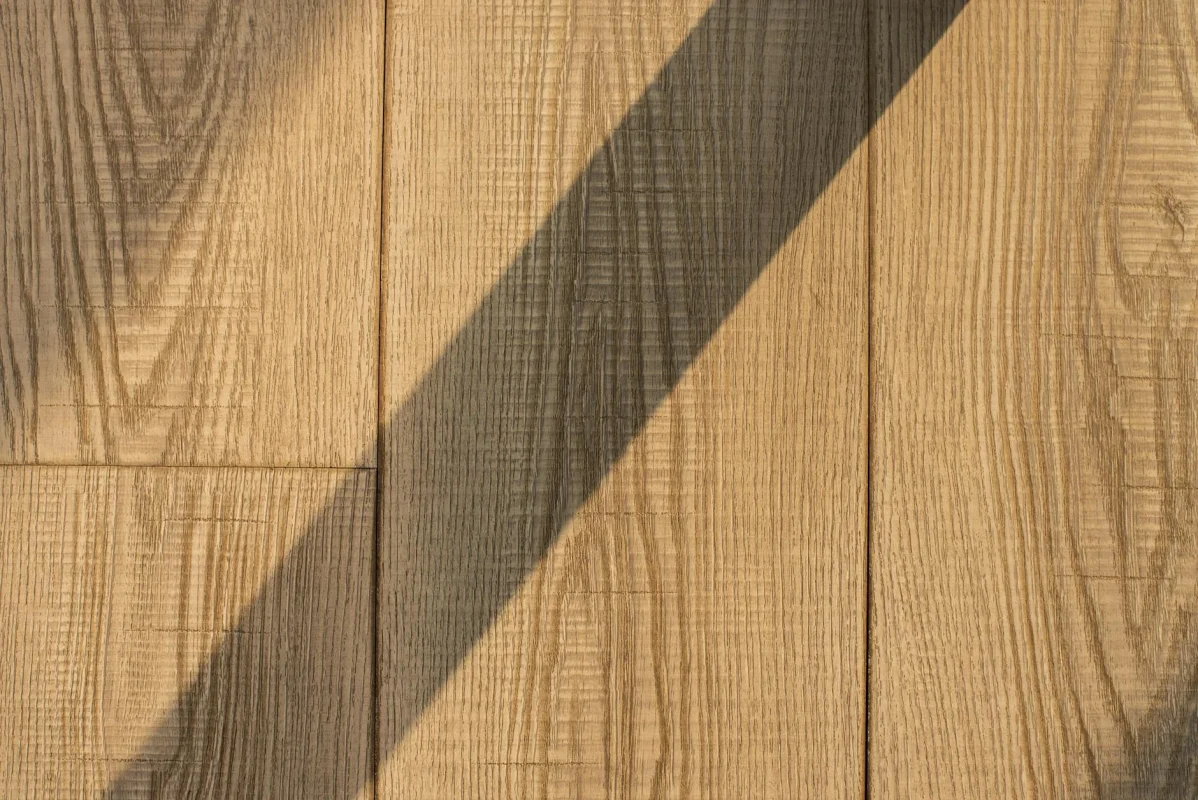 Lantai Parket Kayu Oak vs Jati: Mana Pilihan Terbaik? 2026 2 White Oak Flooring Wood Grain Texture