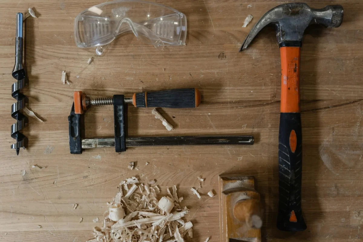 Cara Memperbaiki Lantai Parket Kayu yang Renggang 2026 3 Wood Filler Carpentry Tools