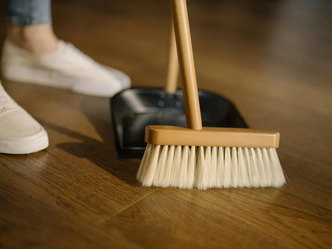 Beda Wax dan Polish Lantai Kayu: Panduan Ahli 2026 3 Wood Floor Comparison Cleaning Products
