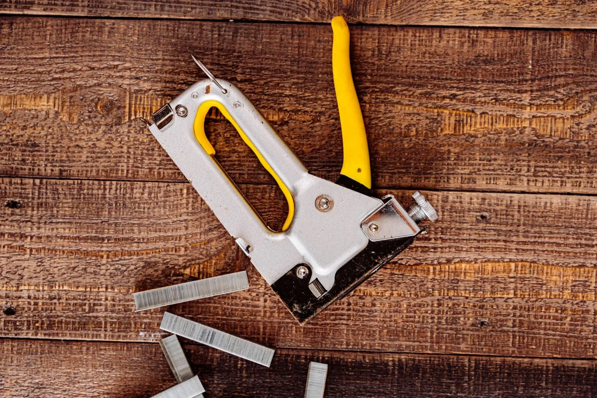 Foto oleh Antoni Shkraba Studio di Pexels Wood Flooring Installation Professional Tools