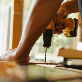 Lantai Parket Kayu Hotel Bintang 5: Standar & Jasa Pasang 8 Wood Glue Flooring Installation