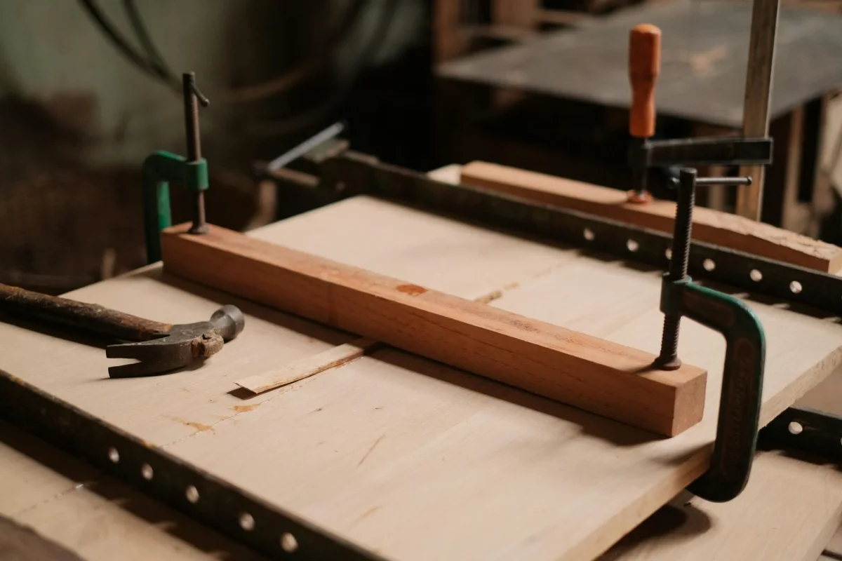 Foto oleh Pew Nguyen di Pexels Wood Glue Hammer