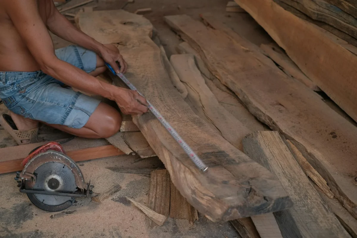 Foto oleh Pew Nguyen di Pexels Wood Installation Parquet Pattern Carpenter At Work