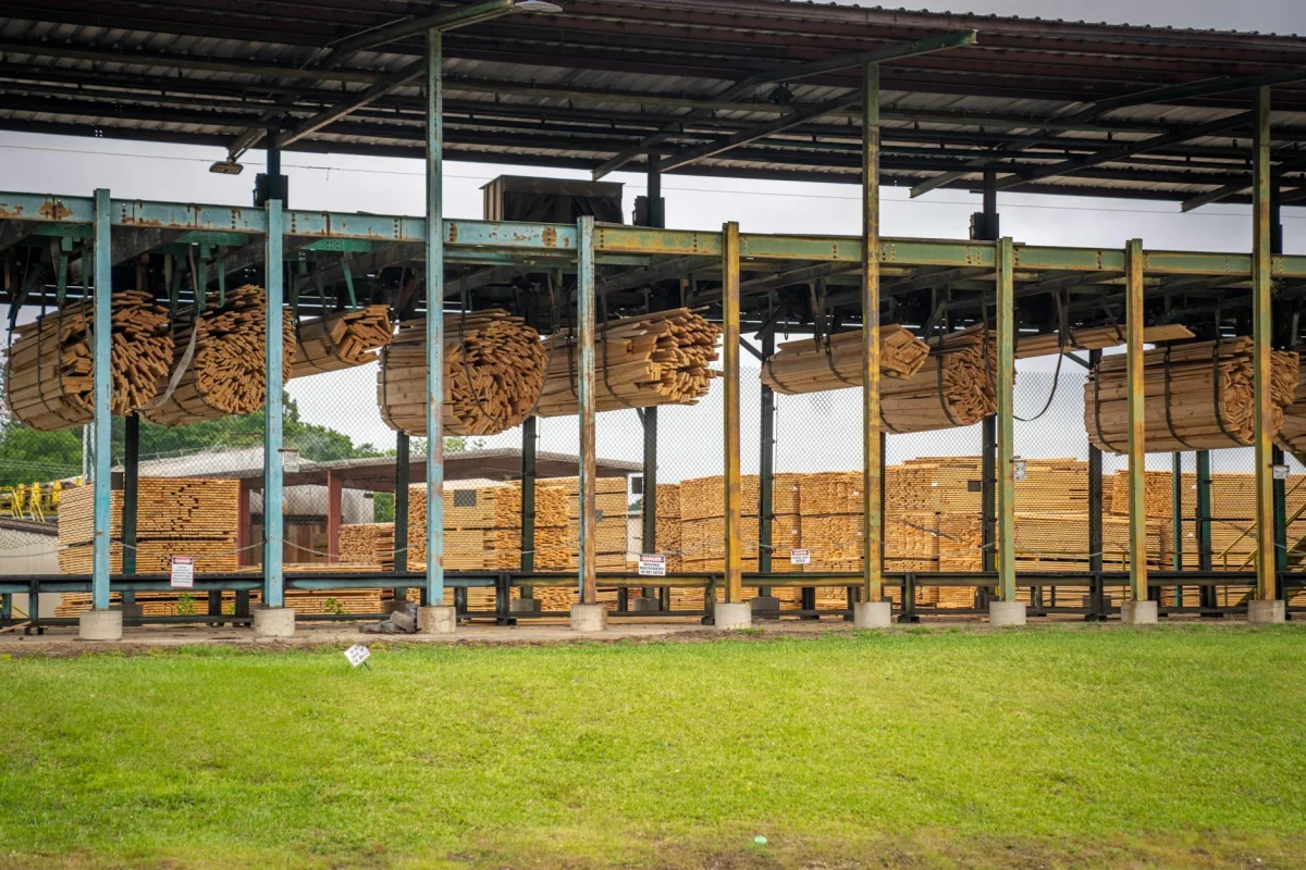 Foto oleh Mark Stebnicki di Pexels Wood Logs Lumber Yard