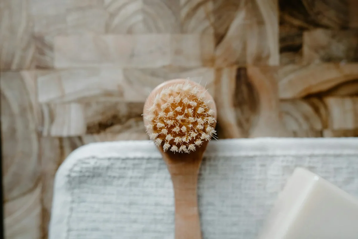 Foto oleh Tara Winstead di Pexels Wood Oil Cleaning Brush