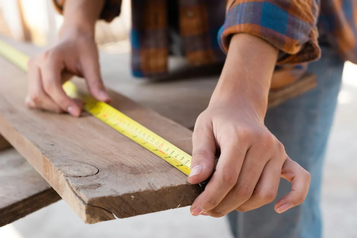 Ukuran Kayu Parket Lapangan Basket Standar FIBA 2026 2 Wood Planks Measuring Tape