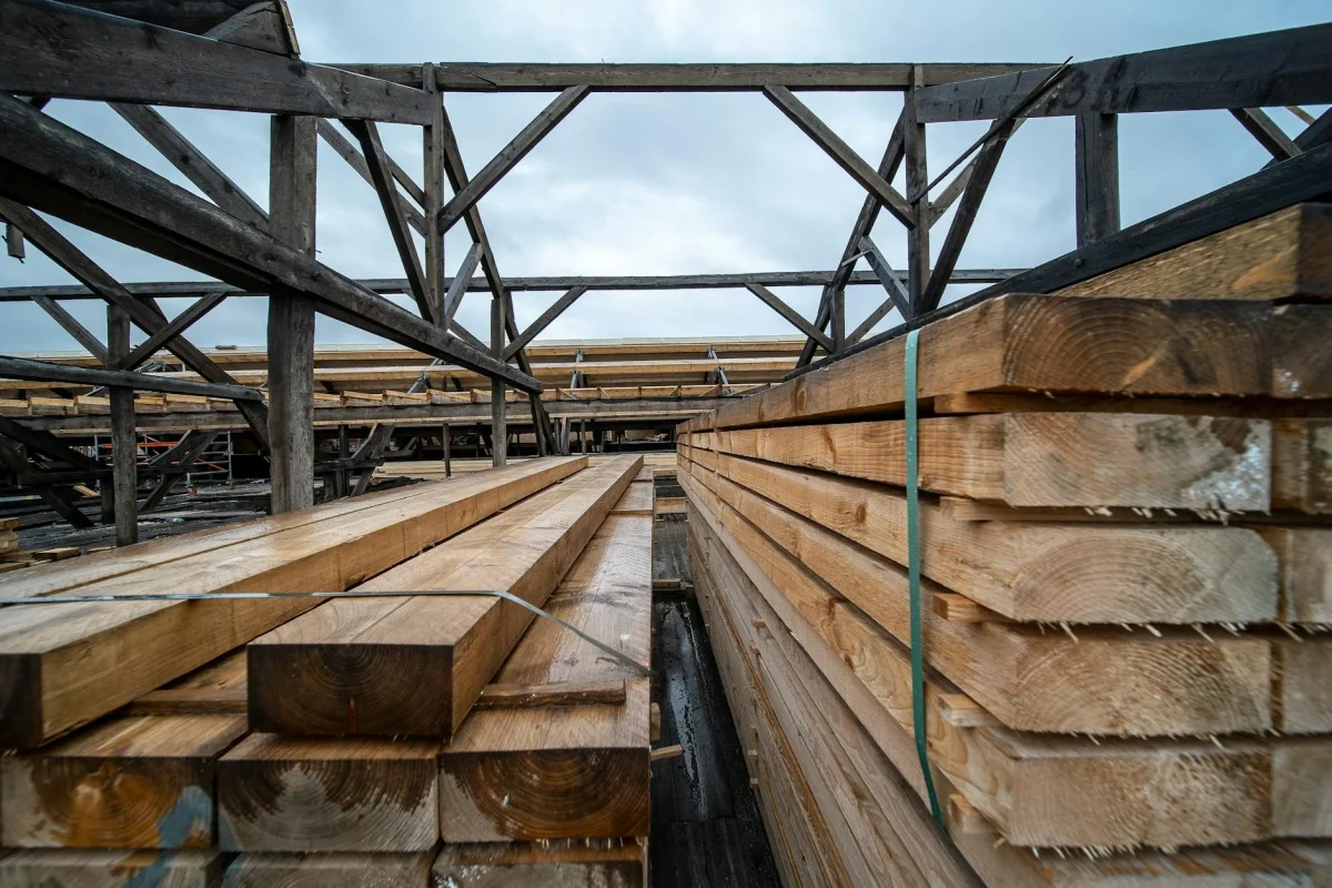 Foto oleh Mike van Schoonderwalt di Pexels Wood Planks Moisture Meter