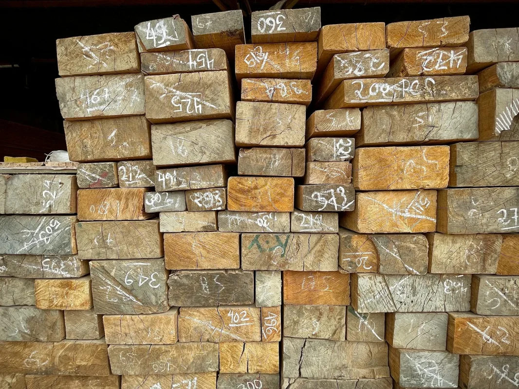 Cara Membedakan Lantai Parket Kayu Asli dan Palsu 2026 2 Wood Planks Teak Wood