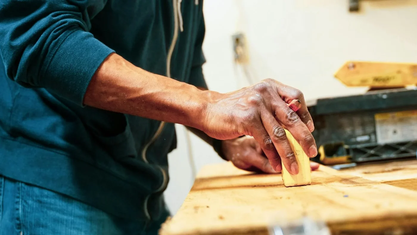 Cara Memperbaiki Parket yang Keropos & Solusi Ahli 2026 4 Wood Putty Application Sanding Wood