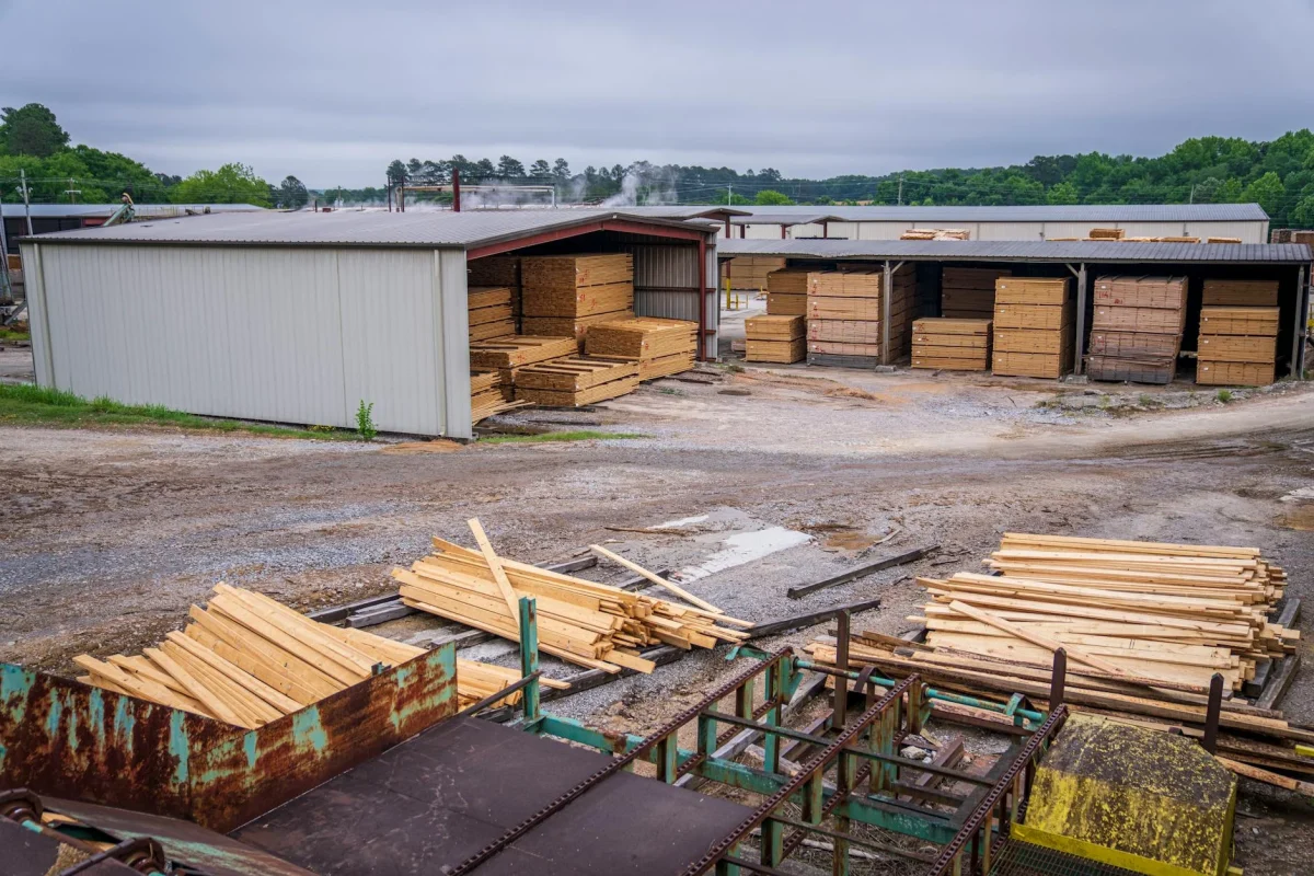 Foto oleh Mark Stebnicki di Pexels Wood Quality Lumber Inspection