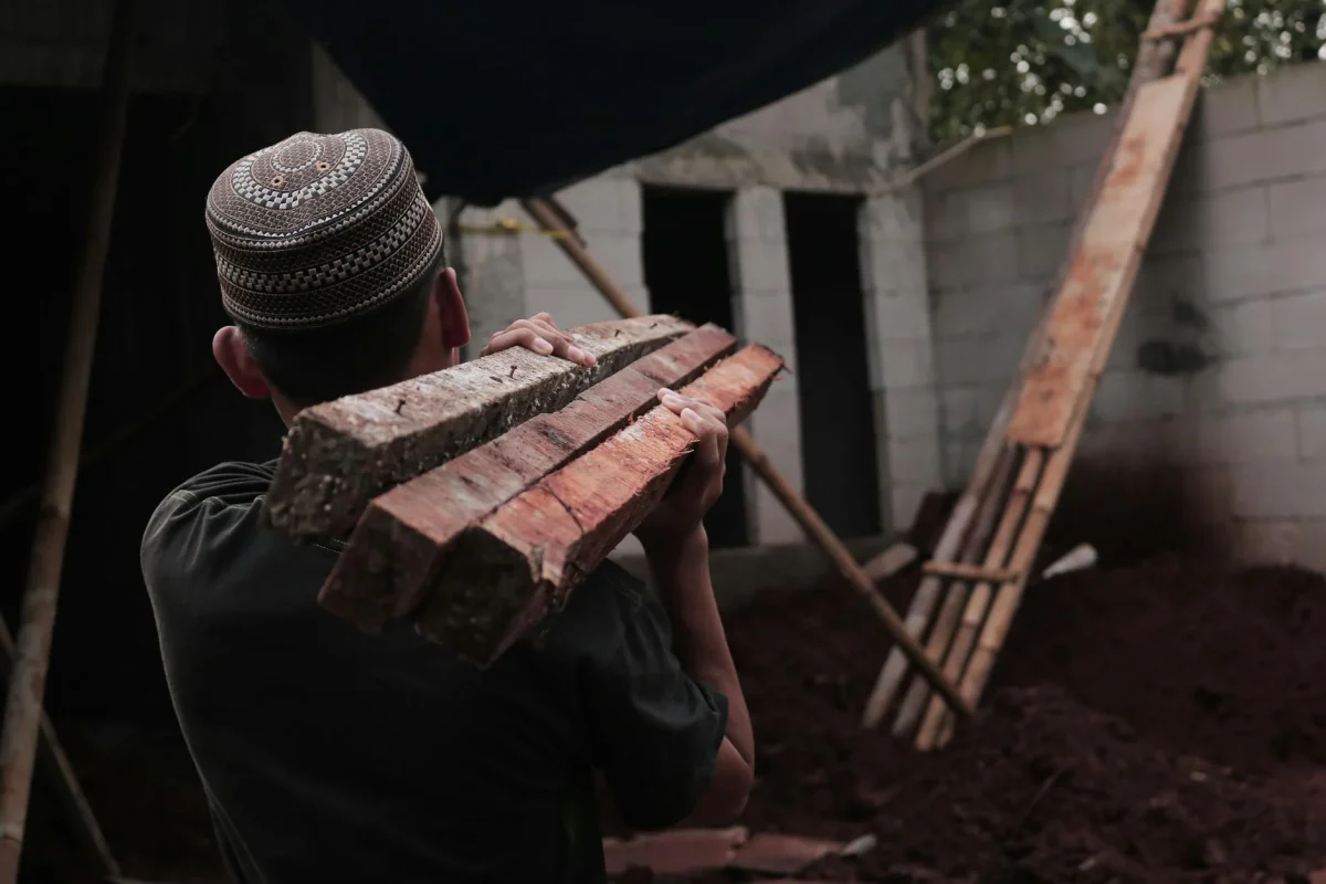 Harga Lantai Parket Kayu Kempas Original 2026 5 Wood Samples Construction Worker