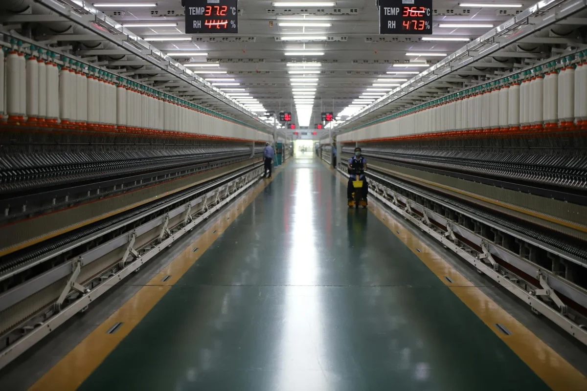 Foto oleh RAJESH KUMAR VERMA di Pexels Wood Sanding Machine Floor Inspection Painting Lines