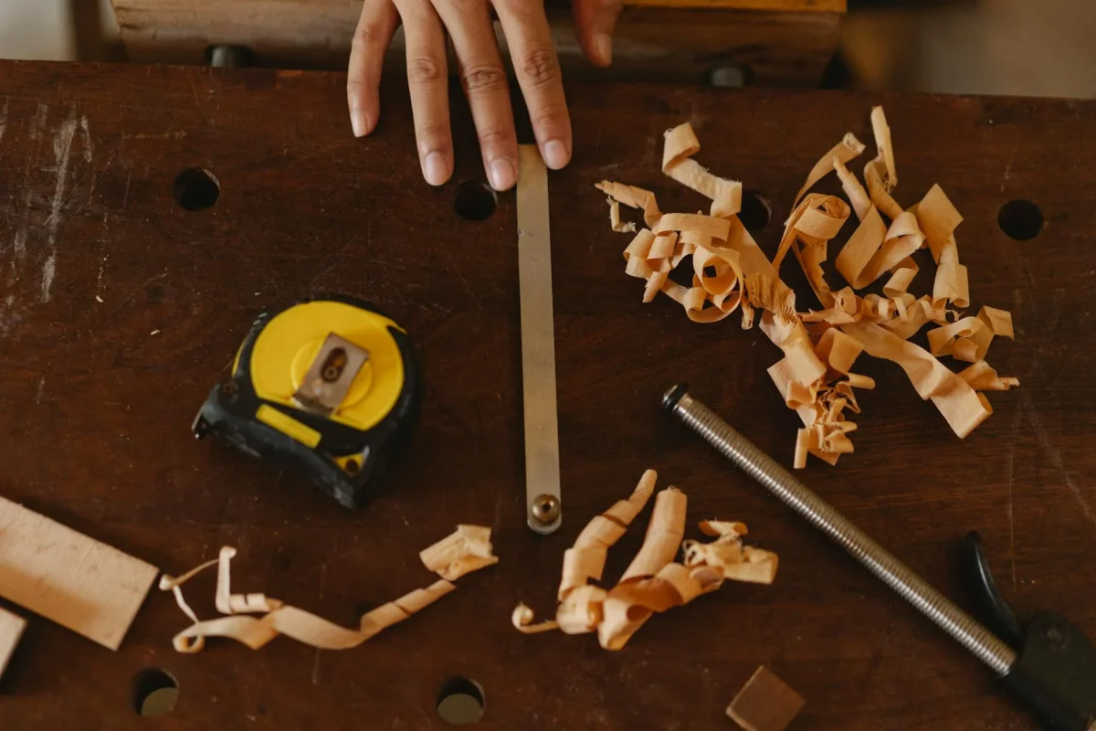 Cara Cek Keaslian Parket Kayu Jati 2026 | lantaiparket.id 3 Wood Testing Carpenter Hands