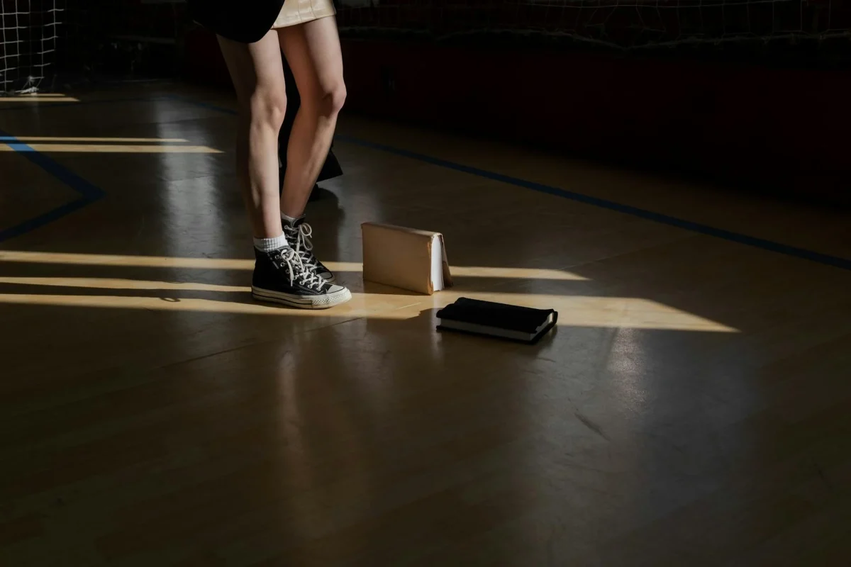 Sertifikasi Lantai Kayu FIBA: Standar Lapangan Basket 2026 2 Wood Texture Sports Hall