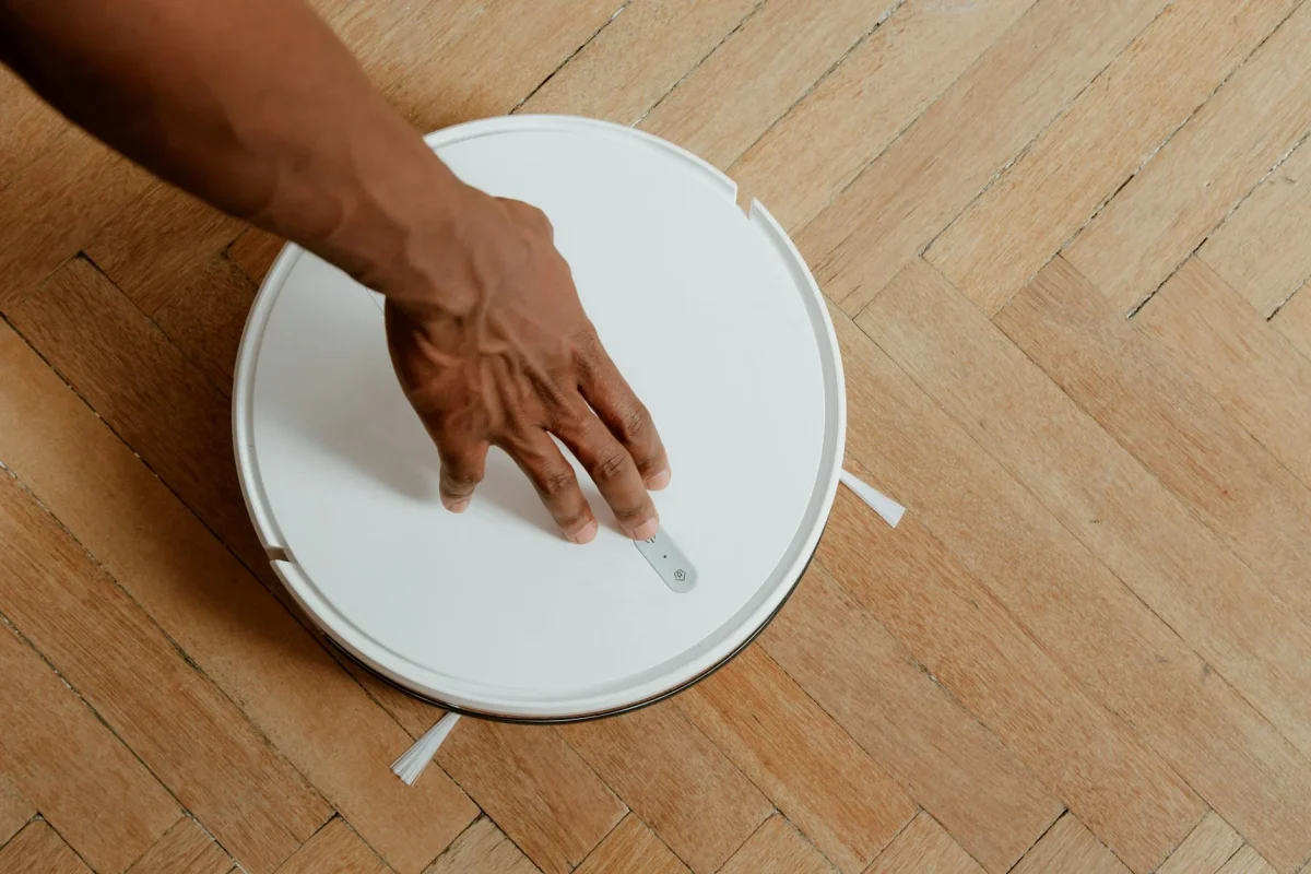 Bagaimana Cara Memoles Lantai Parket Sendiri 2026 1 Wooden Floor Cleaning
