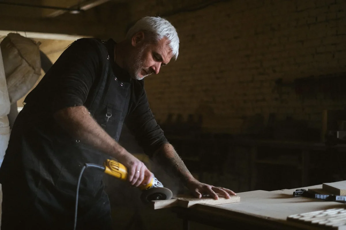 Foto oleh Anna Shvets di Pexels Wooden Floor Professional Worker