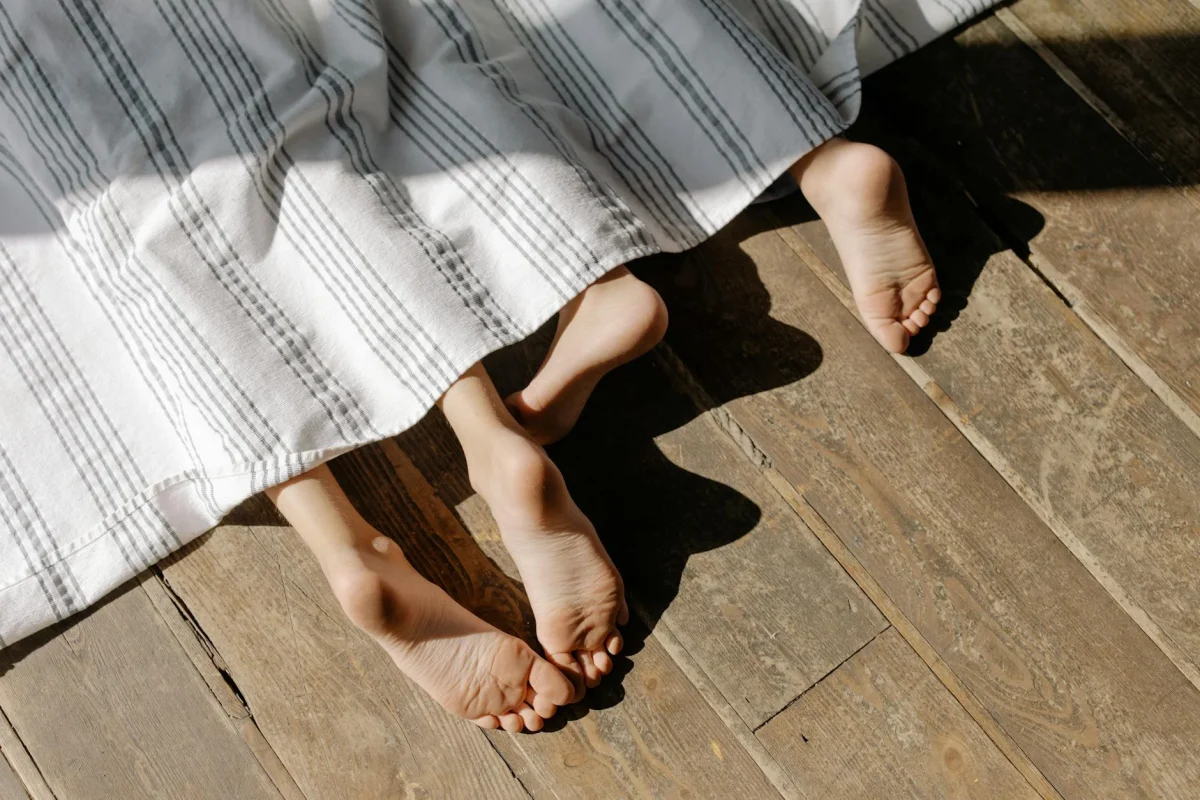Bagus Mana Parket Lantai Kayu atau Granite? Cek Perbandingannya! 2 Barefoot At Home Cozy Bedroom Floor Comfort
