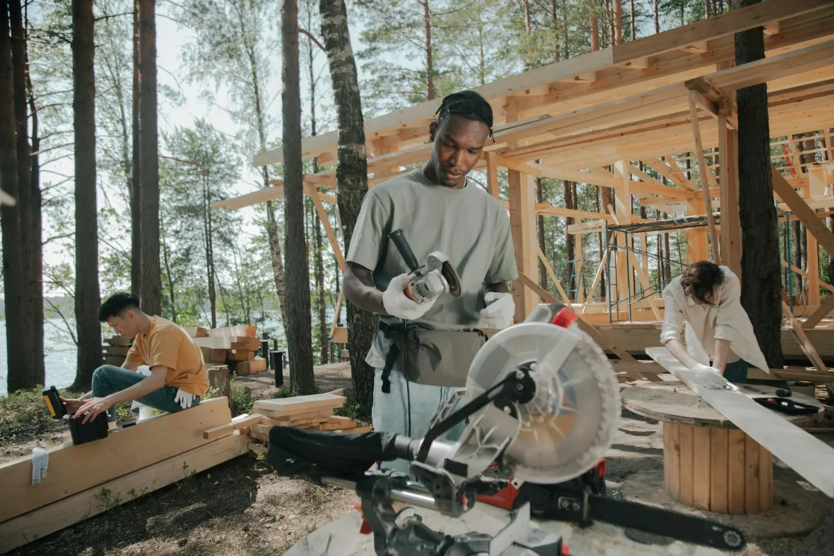 Perbandingan Daya Tahan Parket Kayu vs Keramik 2026 7 Construction Tools Carpenter Working