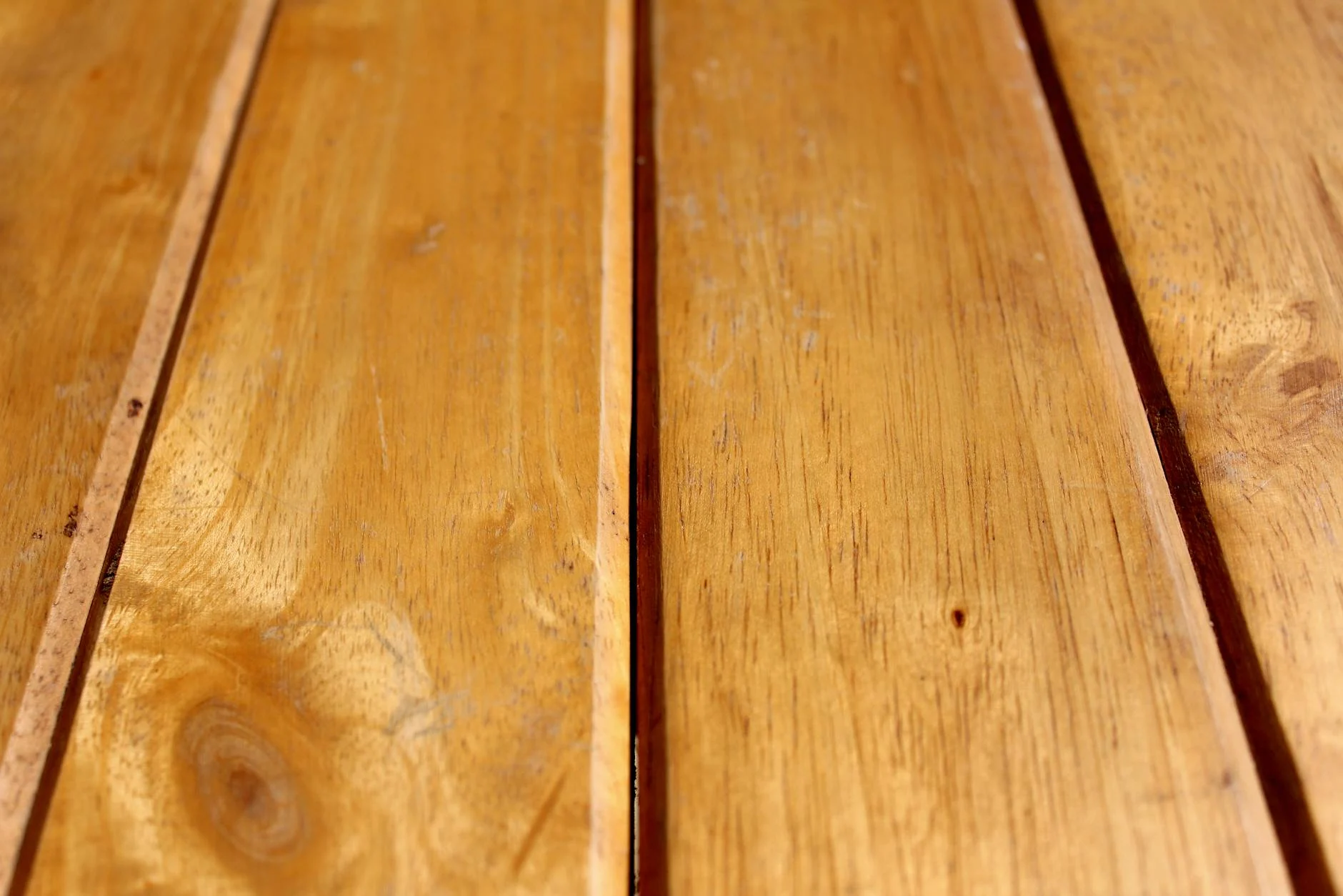 Pagar Kayu Surabaya - Jenis, Harga per Meter dan Jasa Pasang 2026 6 Papan kayu keras sejajar dengan celah kecil di antara papan sebagai contoh jarak muai