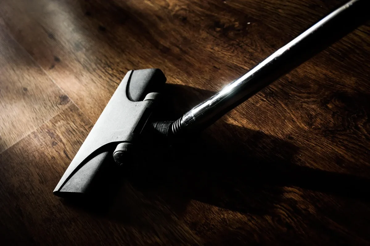 Parket Lantai Kayu vs Karpet Kamar Hotel: Mana Lebih Baik? 3 Hotel Cleaning Vacuum Cleaner Healthy Room